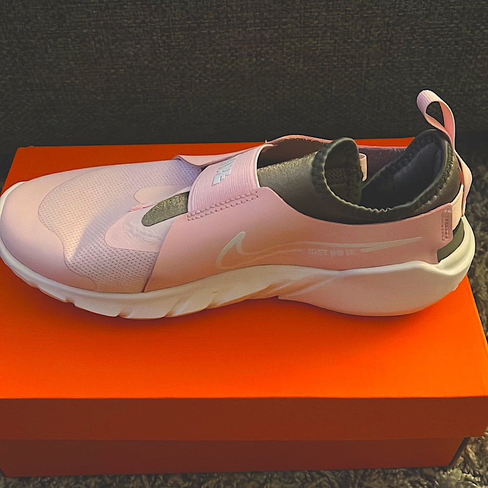 Brand new never worn women’s Nike flex runner 2